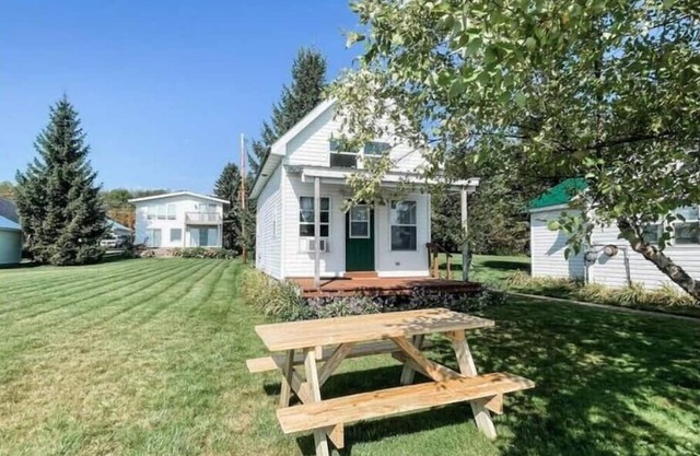 Cozy Lakeside Cottage #2 Near Houghton