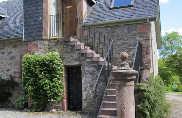 Aigas Holiday Cottages Pond View