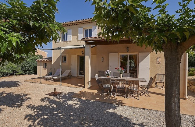 Villa with dishwasher, in green surroundings