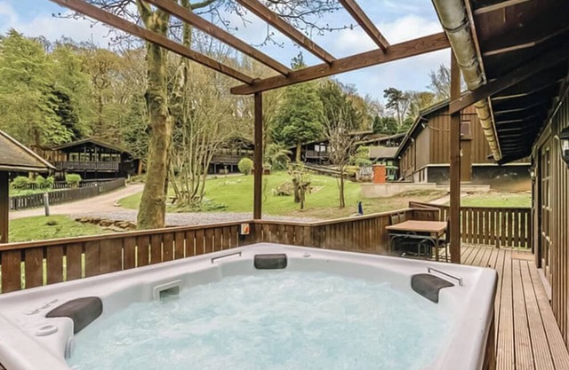 Traditional lodge with one double and one twin.