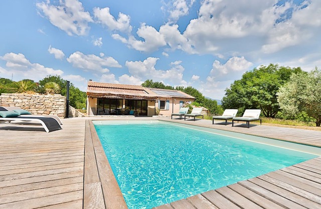 COUNTRY HOUSE WITH PRIVATE HEATED POOL IN LUBERON