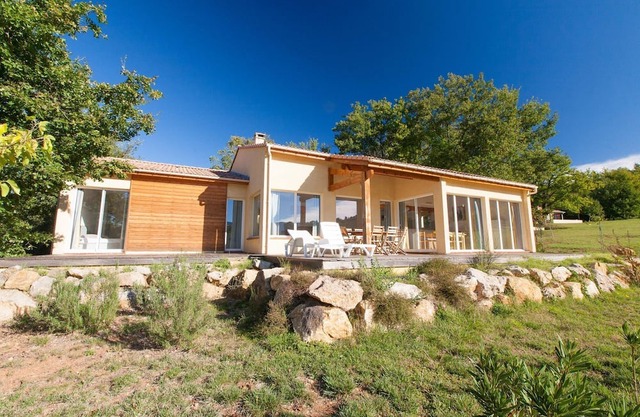 Tidy bungalow with dishwasher