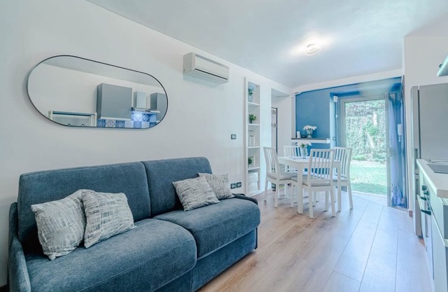 Cozy 40 sqm studio apartment, fully equipped with all comforts and featuring a private garden area for relaxing outdoors. Located in a quiet, green area of Turin, just steps from Parco delle Vallere and the Po River, perfect for walks and excursions. Wel