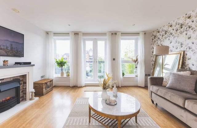 Elegant 2 BDR 2 Bath Apartment with Canal Views