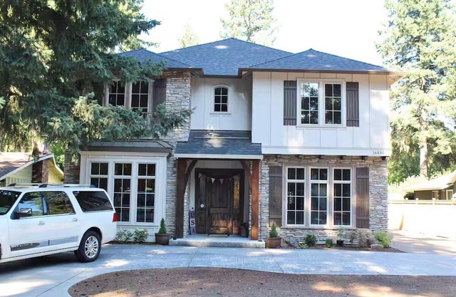 Lake Oswego Luxury 9 or 10 Bedrooms 9 or 10 Baths