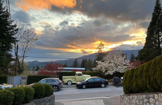 1Bedroom Suite w/private entrance| Views + Home Theatre + Laundry + Free parking