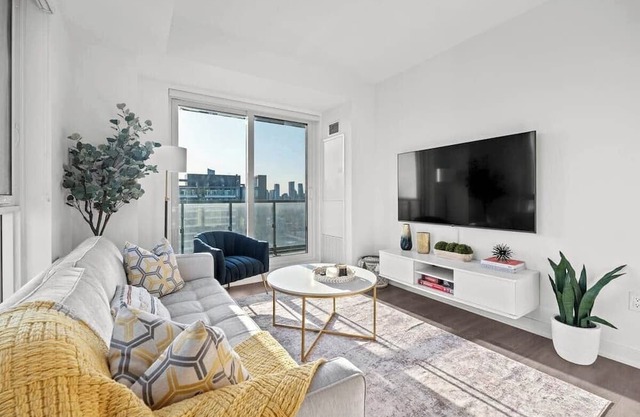 Charming 2-bedroom apartment in fabulous Toronto with AC