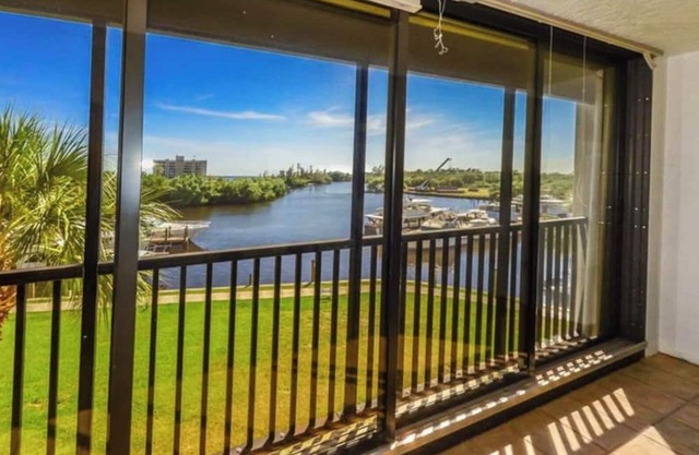 Riverfront with Marina View 2-bedroom condo in Fort Myers