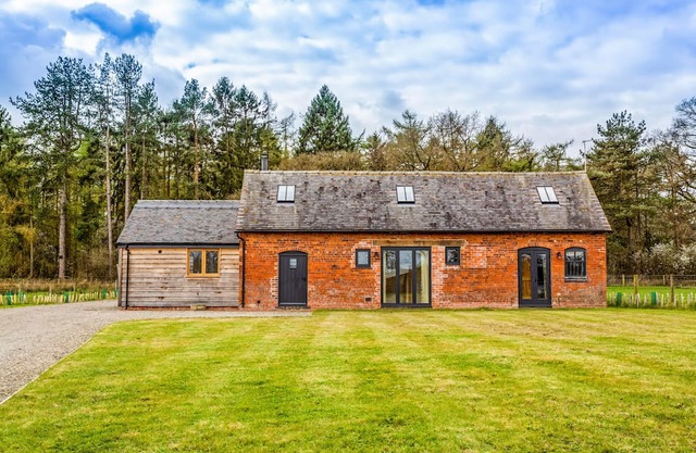 JOHNSONS SMALLHOLDING, pet friendly, with a garden in Whitchurch