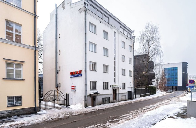 5 min from Port/free private parking/1BR