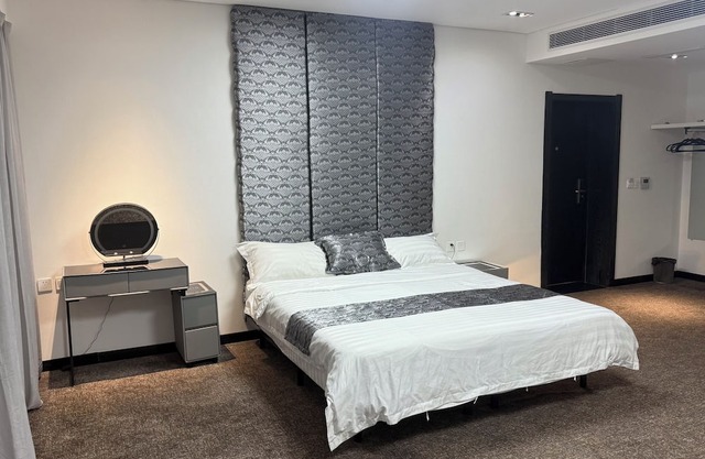 Executive 2 bedroom apartment-king size bed in the center of city