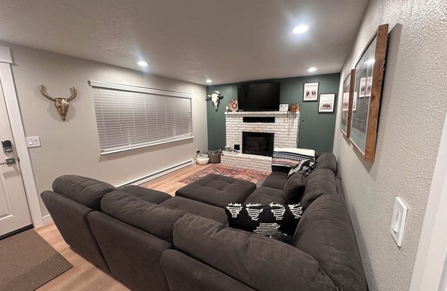 Your National Parks Base Camp! Remodeled 3 Bed home, 2 kings and 1 queen bed!