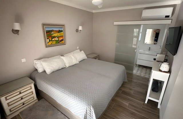 Room 'Orange Blossom Groove - 1' with Shared Terrace, Wi-Fi and Air Conditioning