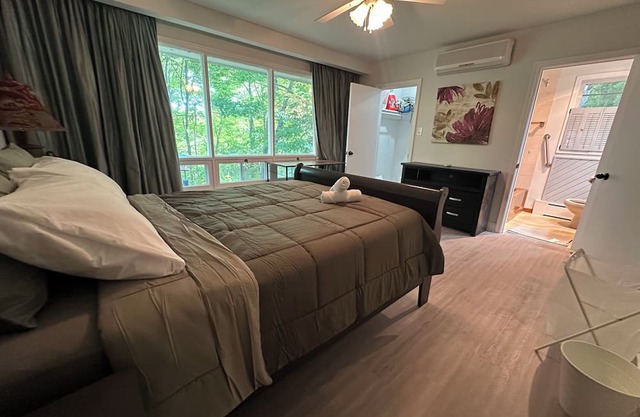 1BR Private Ensuite w/Free Parking Leslie Subway