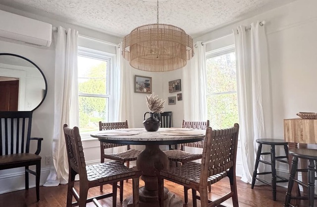 Lower your anchor and unwind at this harbour side home!