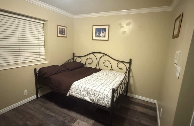 Heavenly Acres Inn Basement Apartment 5 Bedroom with Pool, Hottub, & Saunas!