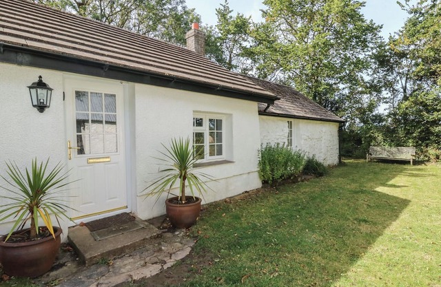 LLAINORFA, pet friendly, with a garden in New Quay