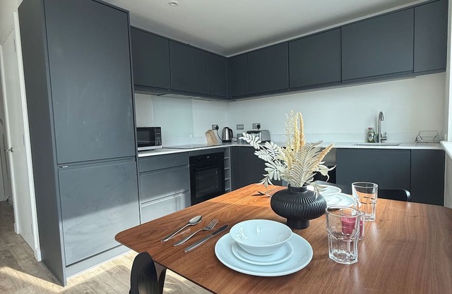 Comfortable one bedroom apartment located in old Trafford !