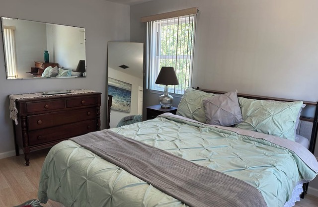 2BR PRIV ENTRY 2nd floor of house in quiet neighborhood, close to everything!!