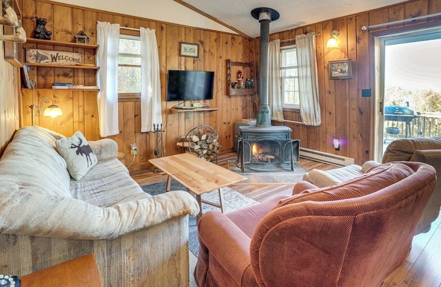 7 Mi to Main Street: Cabin w/Deck in Stanley!