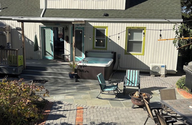 MerShell’s Beach House is a 5 minute walk from local beach/boardwalk or marina