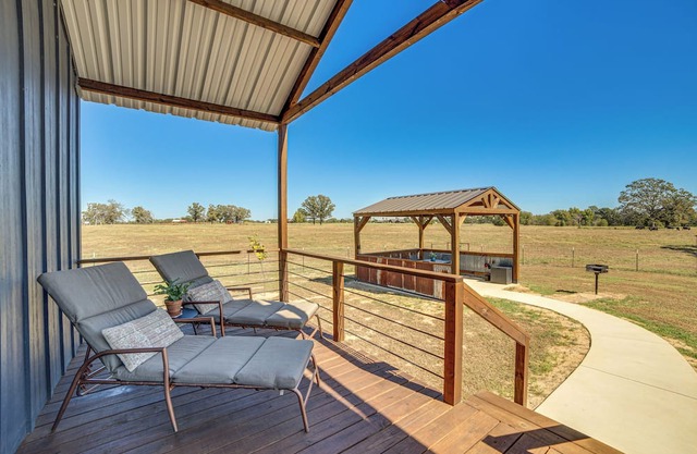 Pond & Grazing Cattle! Rural Getaway Near Van