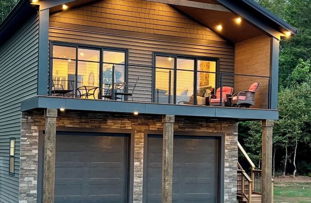 The Garagemahal on Glengyle! Private barndominium apartment, 10 mins from town.