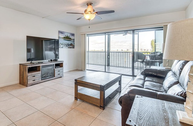 Walk to River & Ocean! 2nd-Floor Cocoa Beach Condo