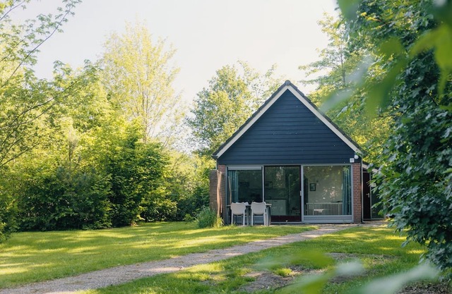 Enjoy comfort and nature in the IJssel Comfort Plus bungalow for 2 persons at Vakantiepark de Sallandshoeve, with modern amenities and a peaceful setting.
