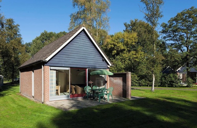Enjoy a relaxing stay in Bungalow IJssel for 2 people at De Sallandshoeve Holiday Park, surrounded by nature and the beauty of Sallandse Heuvelrug.