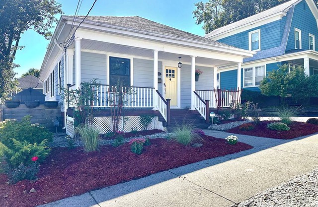 Charming House with Yard in Historic Oak Hill