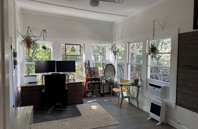 Rustic modern farmhouse 3-bedroom pet friendly house in charming Smithville