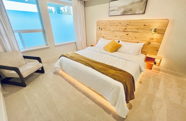 Silver Veil Suite King Bed Wifi Self Checkin New Built Minutes from Golf Course