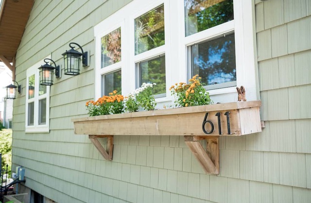 Home 2 blocks from U of I campus! Game Room and Outdoor Area