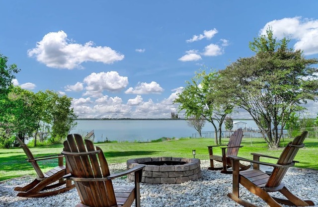 Modern Lake House Getaway for Relaxing with Family & Friends