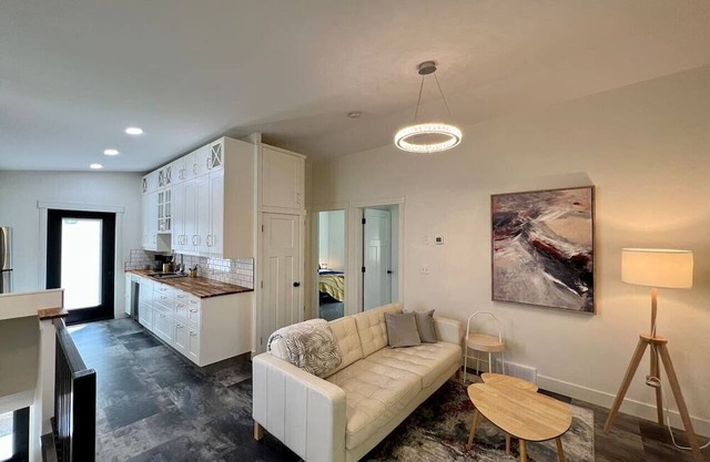 2 Bdrm Coach House Near Hospital