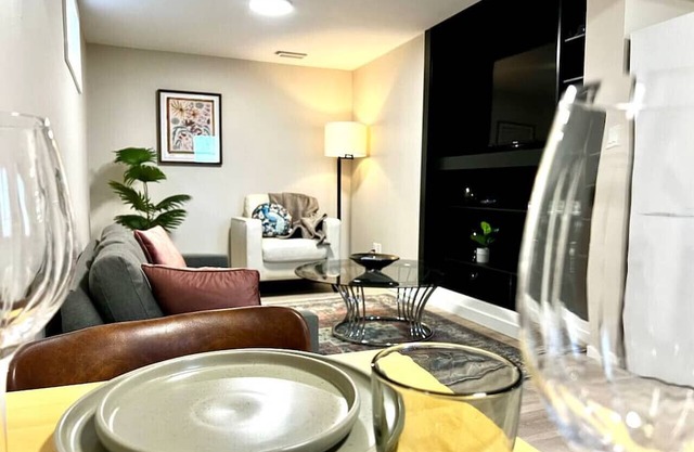 Clean & Bright Southside Lower Suite