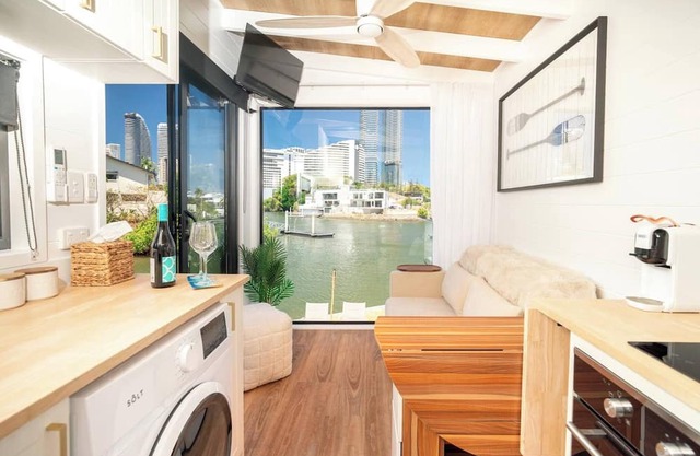 Tiny Home in the heart of Broadbeach - River & Skyline Views!