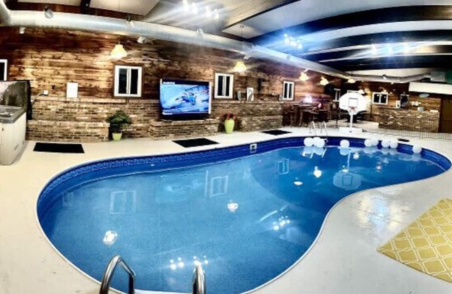 Huge Estate Property w/indoor pool, sauna, hot tub, sleeps up to 28 Weddings!