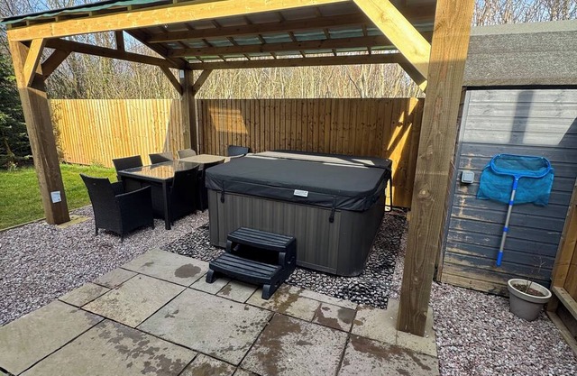 Cosy modern apartment with private hot tub, family friendly, hiking trails.