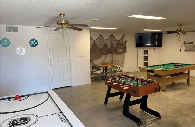 "Meant to Be” 4BR Family Retreat w/Game Room & Fire Pit 5 Min to Beach/Parks