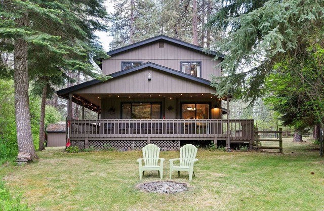 Riverfront Camp Sherman Getaway