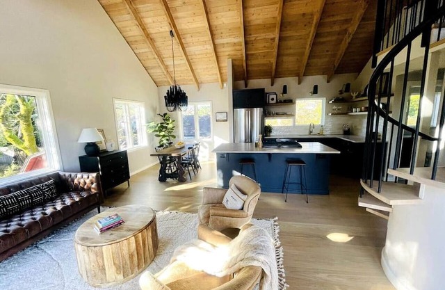 Luxe Guest Home Walk to Downtown Sebastopol