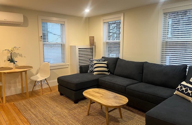 Charming 1-bedroom condo with WiFi, AC in Newport, Walk to Everything