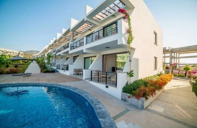 Modern studio: Relaxation with pool & sea view