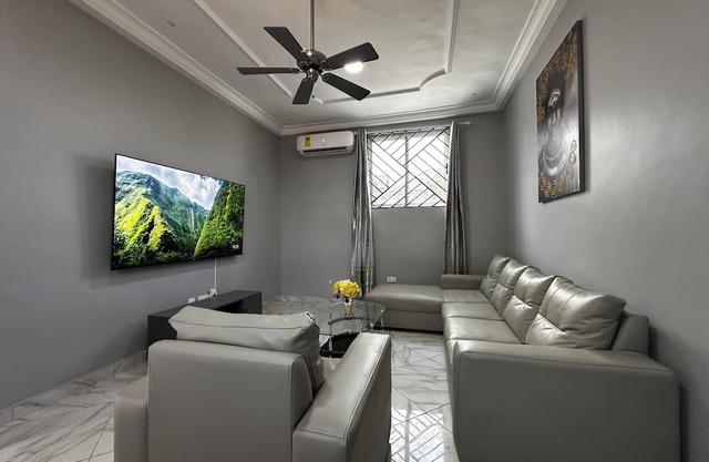 Modern 2-Bedroom Apartment Near Beach - Rose Villa Accra Suite G1