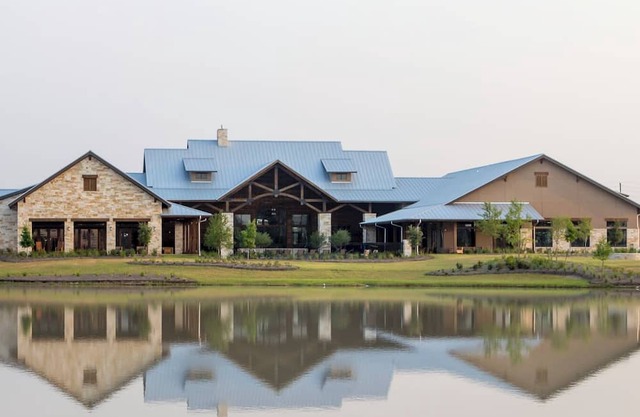 Modern Texas Retreat in Towne Lake – Stylish Comfort & Prime Location!