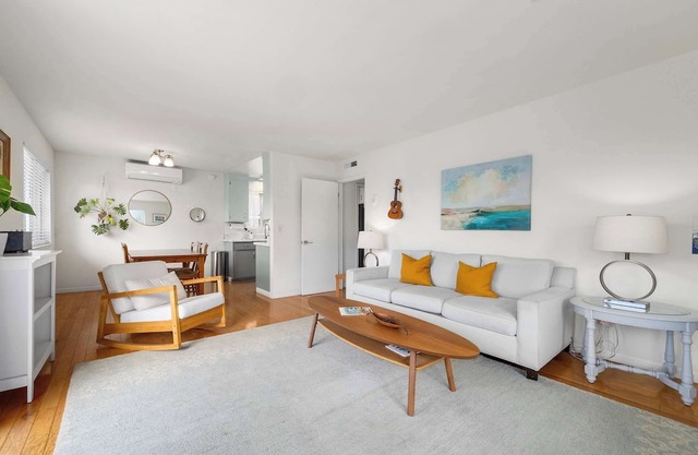 Seabright Breeze ~ Dog-Friendly Coastal Retreat!