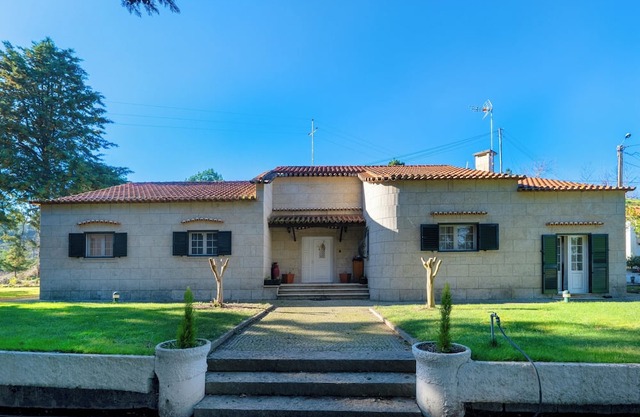 Modern 4-Bedroom Retreat in Chaves