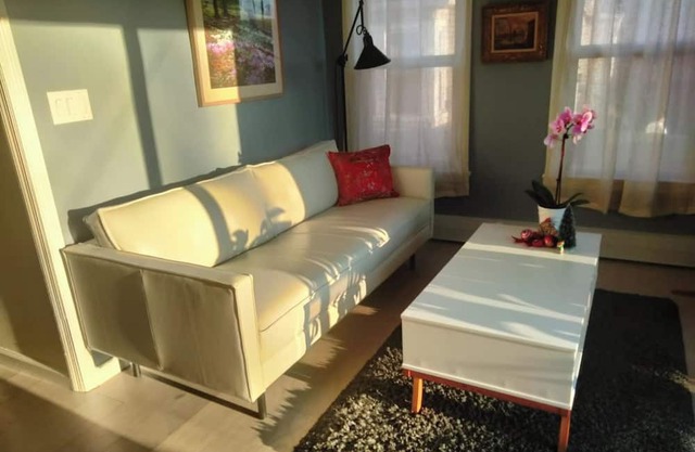Sunny and cozy apartment near Downtown Montclair and NYC.